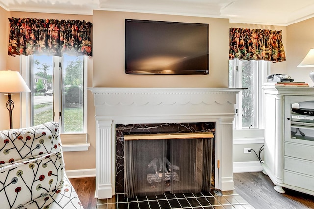 living room featuring crown molding and hardwood / wood-style floors