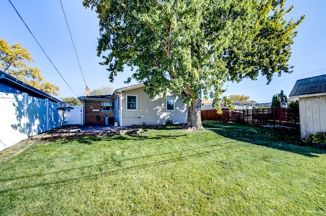 view of yard featuring a patio