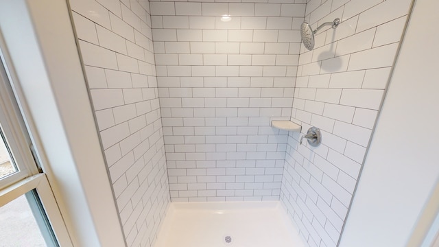 bathroom featuring tiled shower