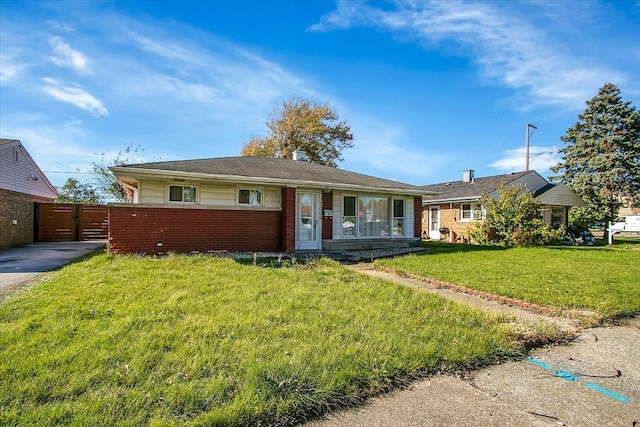 ranch-style house featuring a front yard