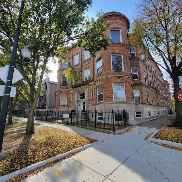 4600 S Indiana Ave Unit Gs, Chicago, IL 60653 - view of property with a fenced front yard