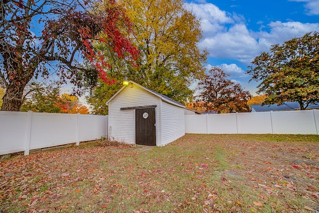 view of yard featuring a storage shed