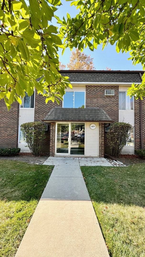 view of front of property with a front lawn