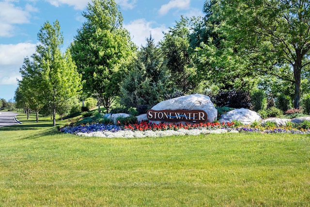 community sign with a lawn