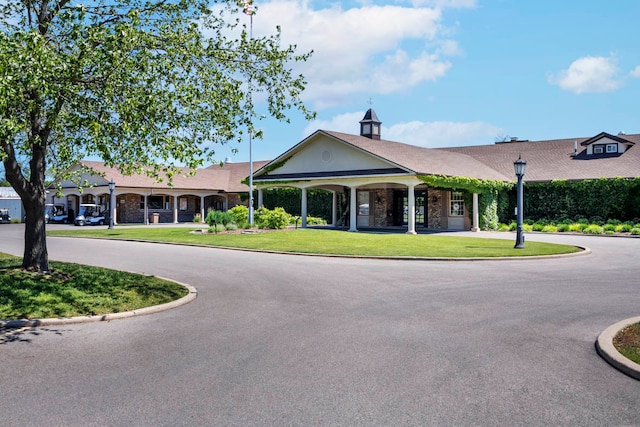 view of front facade with a front lawn