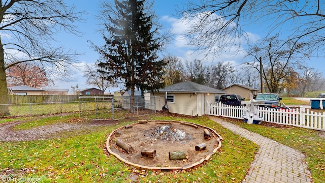 view of yard featuring an outdoor structure