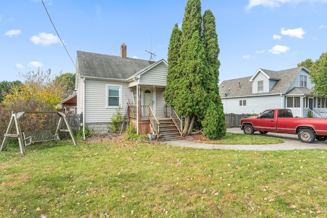 view of front of house featuring a front lawn