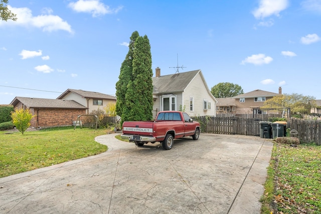 view of front of home with a front lawn