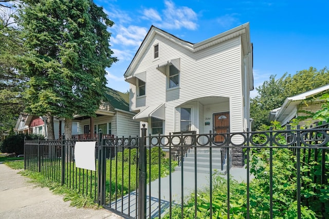 view of front of property featuring a front yard