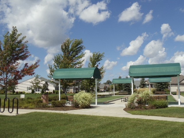 view of property's community featuring a lawn