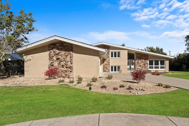 ranch-style home featuring a front lawn