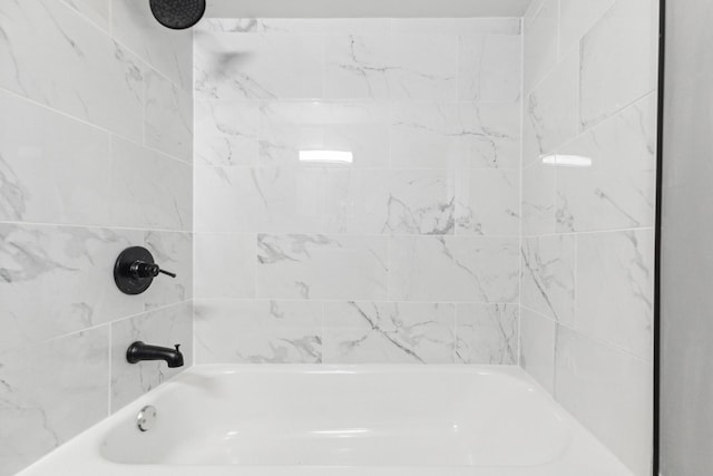 bathroom featuring tiled shower / bath combo
