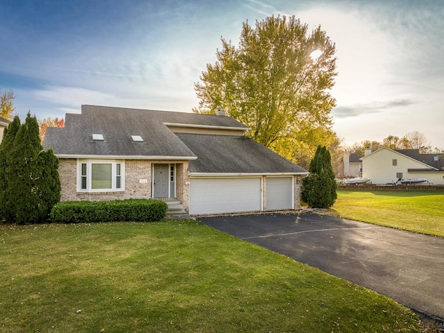 view of front of property featuring a front yard and a garage