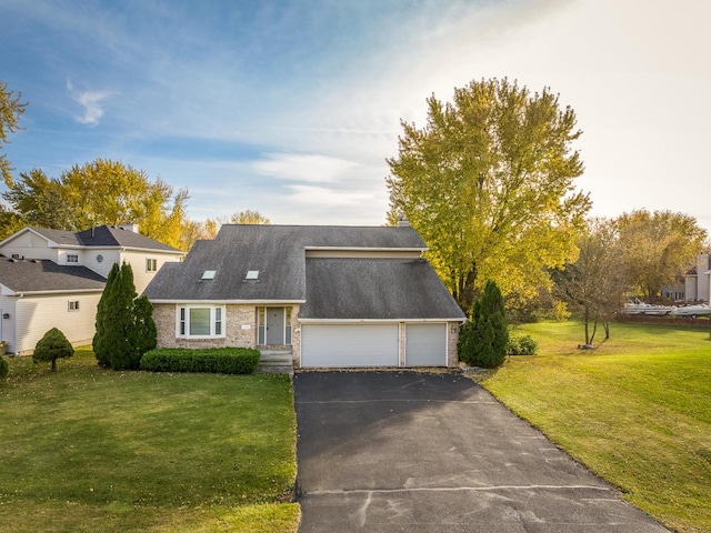 view of front of property featuring a front yard and a garage