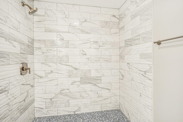 bathroom featuring a tile shower