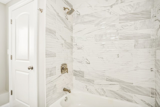 bathroom featuring tiled shower / bath