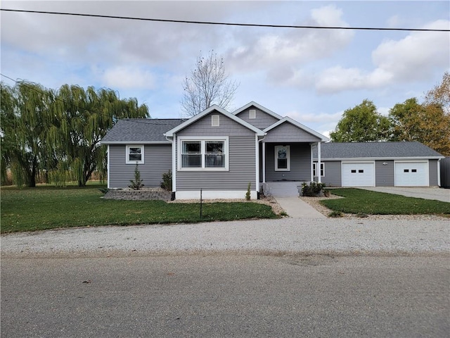 view of front of property featuring a front yard