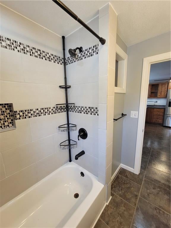 bathroom with tiled shower / bath