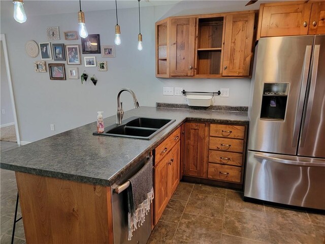 kitchen featuring sink, appliances with stainless steel finishes, and kitchen peninsula