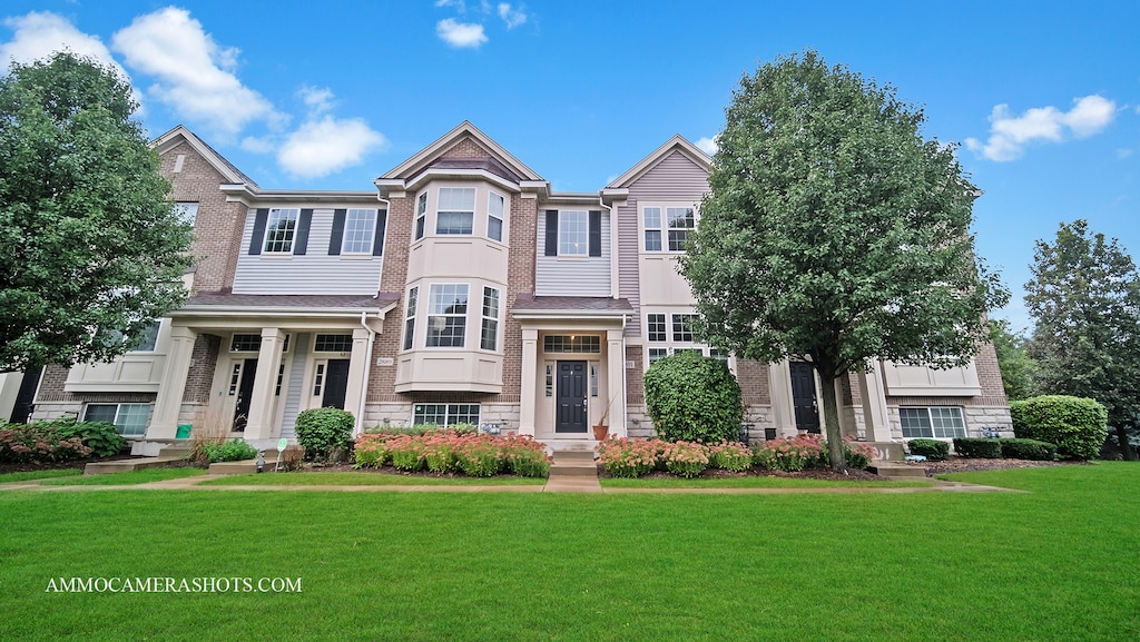 view of front facade with a front yard