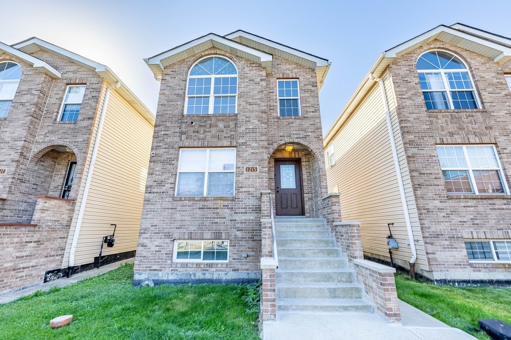 view of front of house featuring a front yard