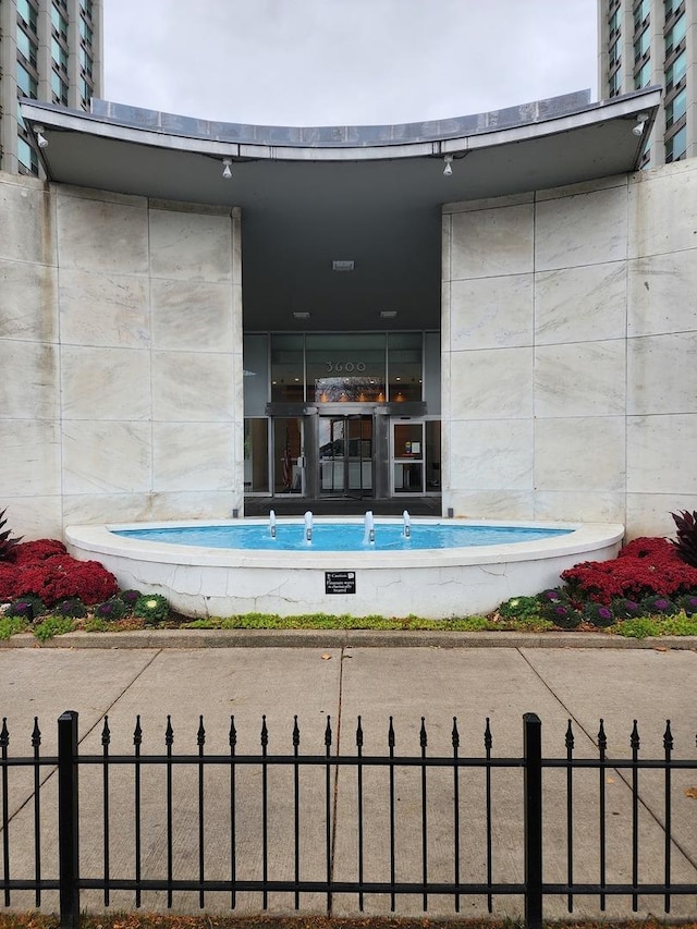 3600 N Lake Shore Dr Unit 622, Chicago, IL 60613 - back of house with fence
