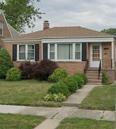 view of front of property featuring a front yard