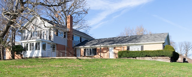 view of front of property featuring a front lawn