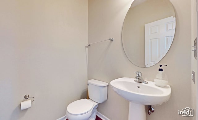 bathroom featuring toilet and sink