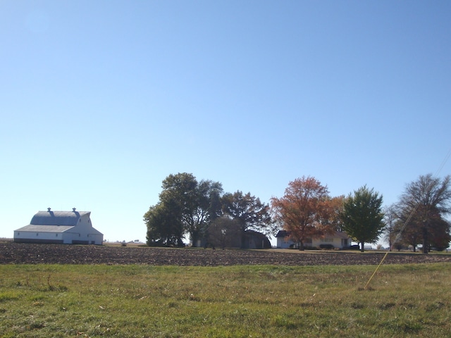 view of yard featuring a rural view