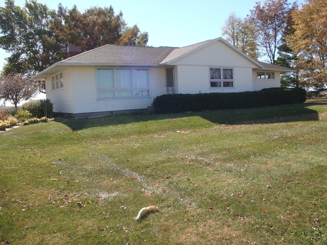 ranch-style house featuring a front yard