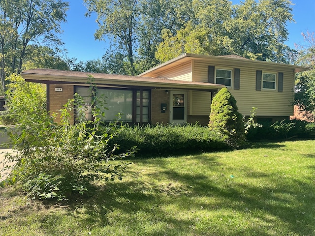 view of front of property with a front lawn