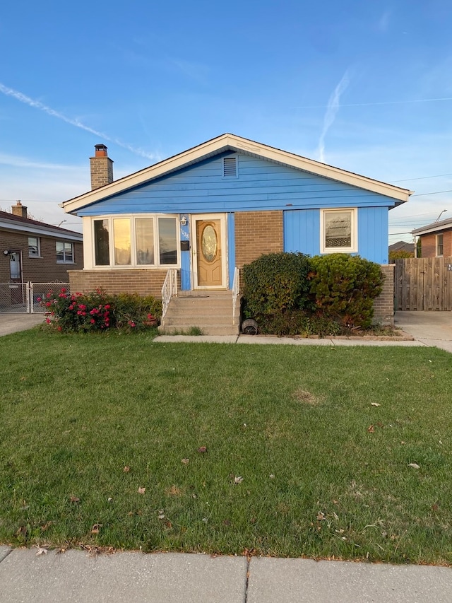 view of front of house featuring a front lawn