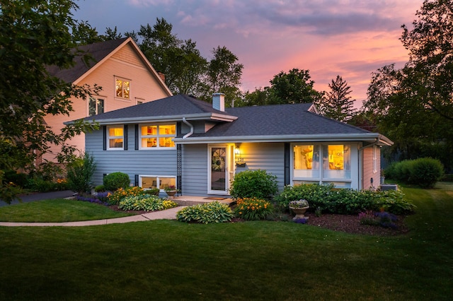 view of front of house featuring a yard