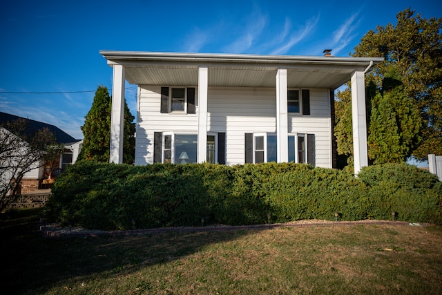 view of front of property with a front yard