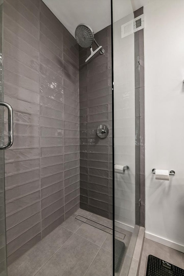 bathroom featuring a tile shower