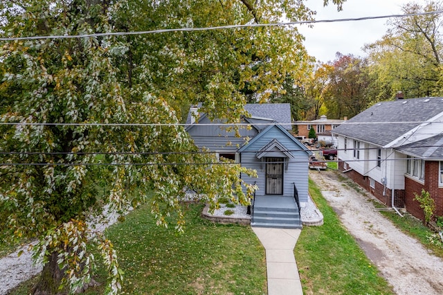 view of front of property featuring a front yard