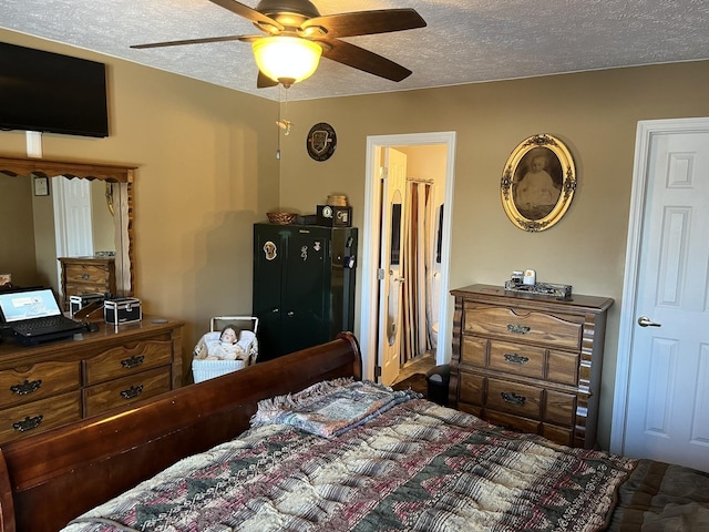 bedroom featuring ceiling fan and a textured ceiling