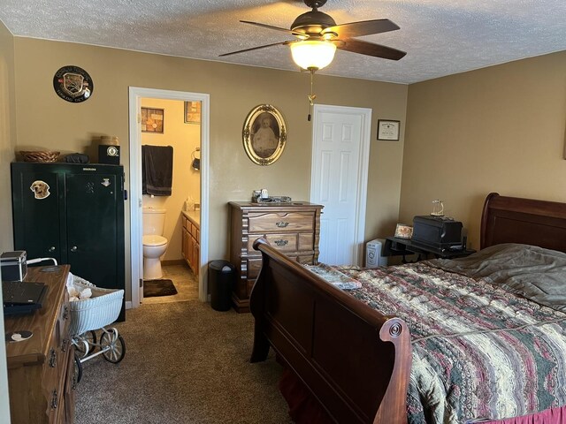 bedroom featuring ceiling fan, connected bathroom, carpet, and a textured ceiling