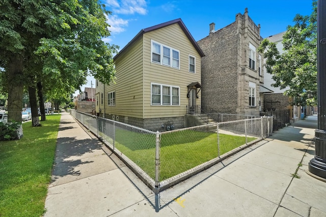 view of front of home featuring a front yard