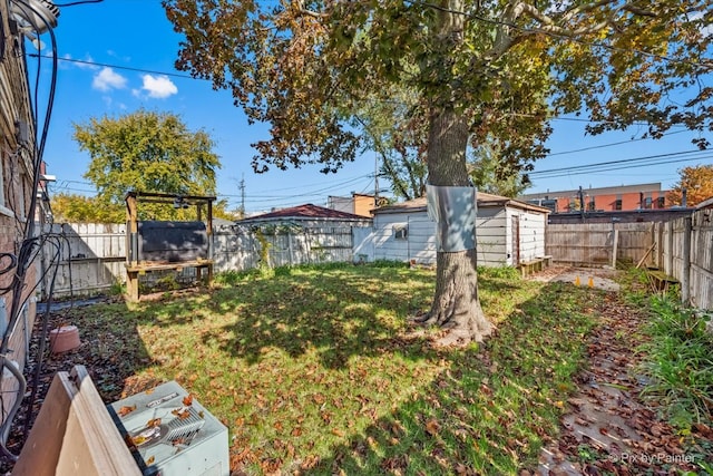 view of yard featuring a shed