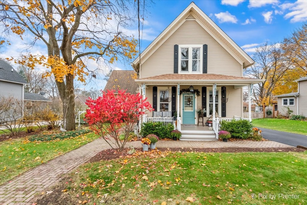 view of front of home with a front lawn