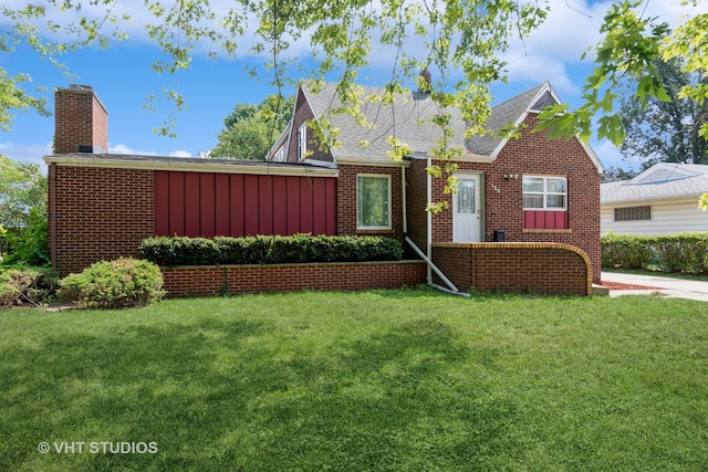 view of front of house featuring a front lawn