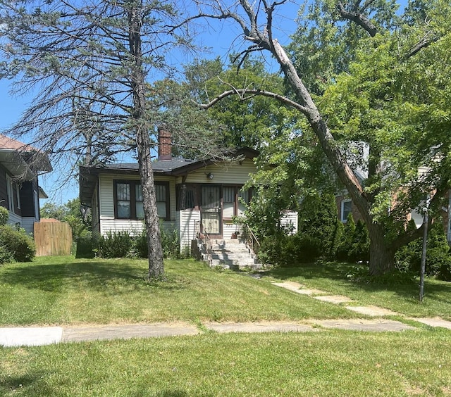 view of front of property featuring a front lawn