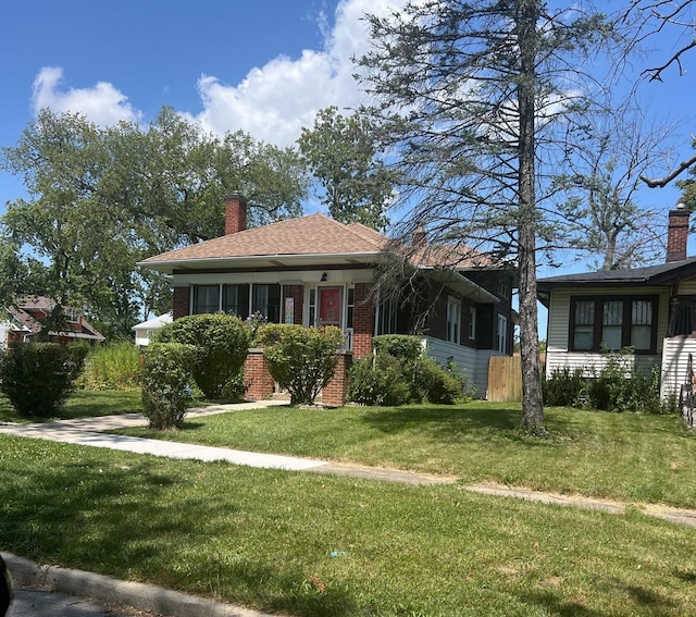 view of front of home featuring a front lawn