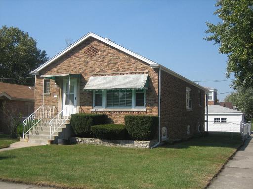 view of front of house featuring a front lawn