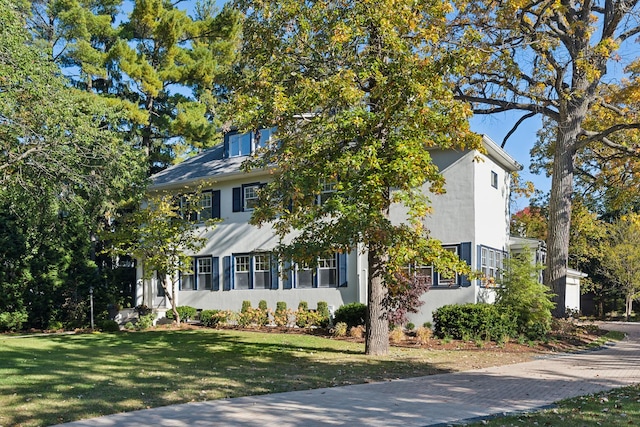 view of front of home featuring a front yard