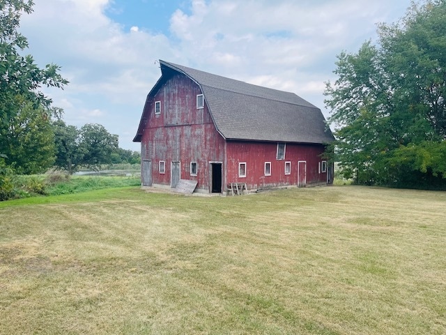 exterior space featuring a lawn