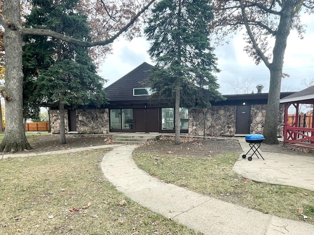 view of front of property with a front lawn