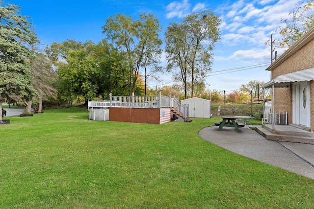 view of yard featuring a storage unit